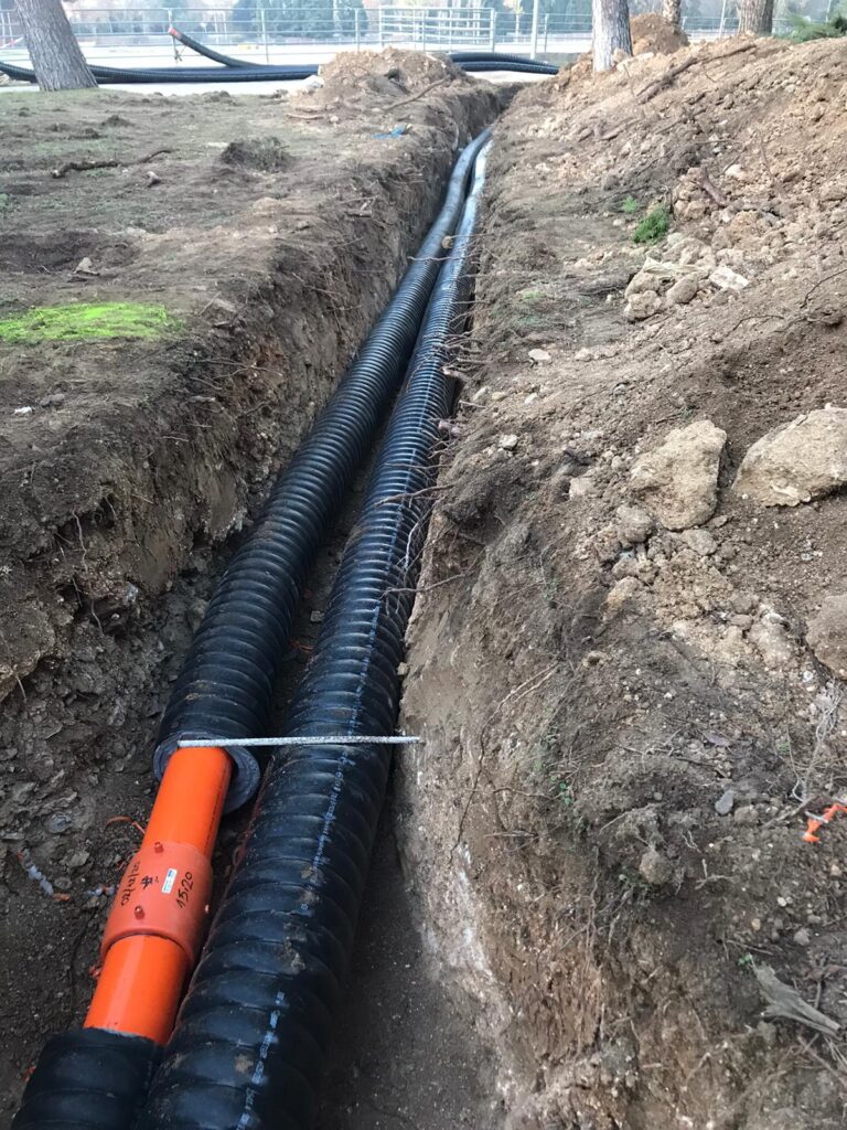 Excavación de zanja para biomasa en el ISCP