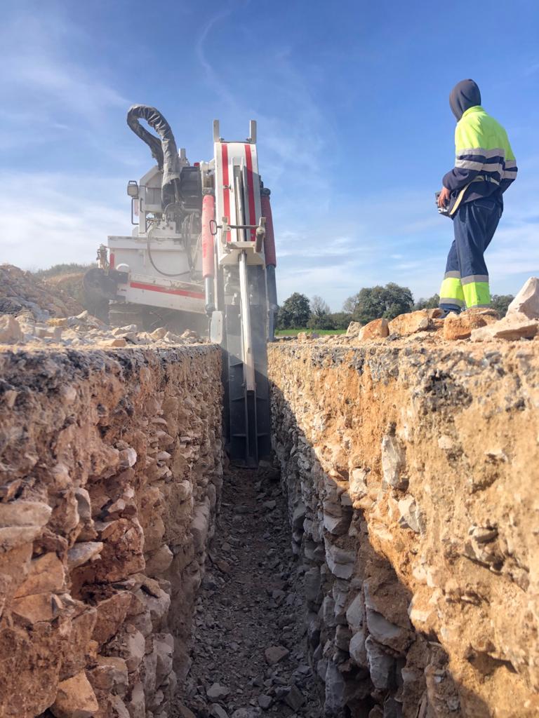 Minizanja en terreno rocoso y piedra